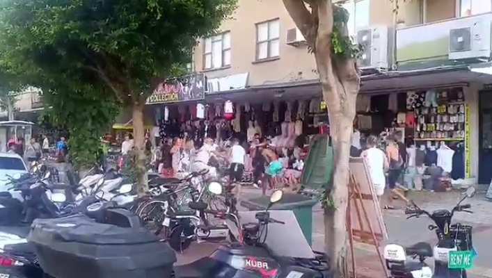 İngiliz turistler ile esnaf birbirine girdi: Taş ve sopalar havada uçuştu! İngiliz turistler ile esnaf birbirine girdi: Taş ve sopalar havada uçuştu!