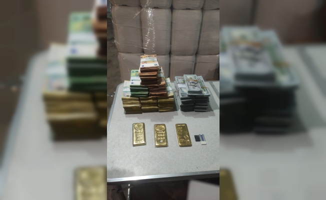 Manavgat Belediyesi 'yolsuzluk' ve 'rüşvet' soruşturmasında 3 kg külçe altın yarım milyonun üzerinde döviz ele geçirildi Manavgat Belediyesi 'yolsuzluk' ve 'rüşvet' soruşturmasında 3 kg külçe altın yarım milyonun üzerinde döviz ele geçirildi