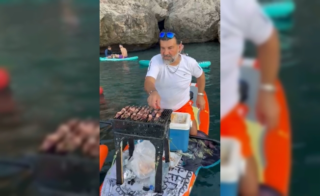 SUP üzerinde mangal yakıp ciğer pişirdi SUP üzerinde mangal yakıp ciğer pişirdi