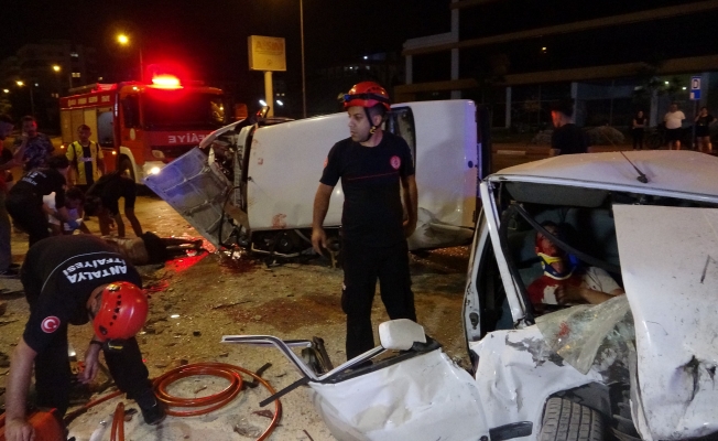 Tofaşlar kafa kafaya çarpıştı, ortalık savaş alanına döndü: 4 yaralı