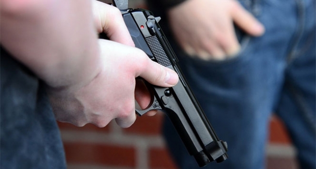 Akrabalar arasında tehlikeli araç kullanma tartışması silahlı kavgaya döndü: 2 yaralı