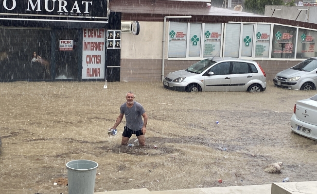 Aksu’da  sağanak yolları göle döndürdü, araçlar mahsur kaldı Aksu’da  sağanak yolları göle döndürdü, araçlar mahsur kaldı
