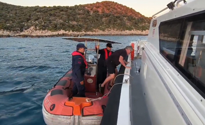 Alman turist kayalıklarda mahsur kaldı! Alman turist kayalıklarda mahsur kaldı!