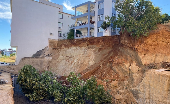 Antalya'da bir evi tahliye ettiren inşaat temelinde ikinci toprak kayması