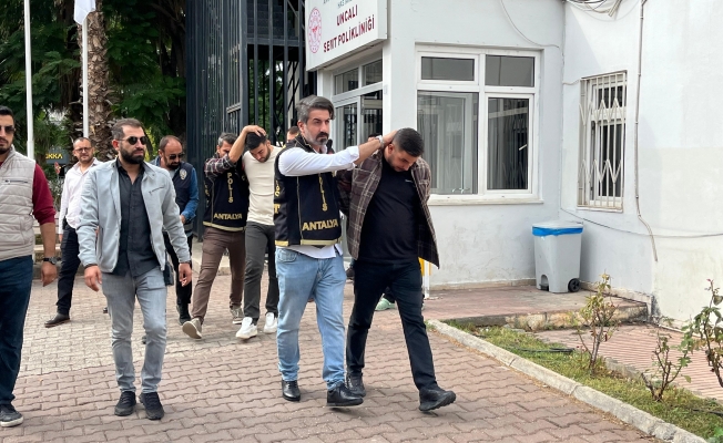 Antalya'da 2 kişinin ölümüyle sonuçlanan silahlı kavga şüphelileri adliyeye sevk edildi Antalya'da 2 kişinin ölümüyle sonuçlanan silahlı kavga şüphelileri adliyeye sevk edildi