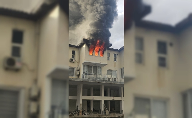 Antalya'da apartman dairesi alev alev yandı Antalya'da apartman dairesi alev alev yandı