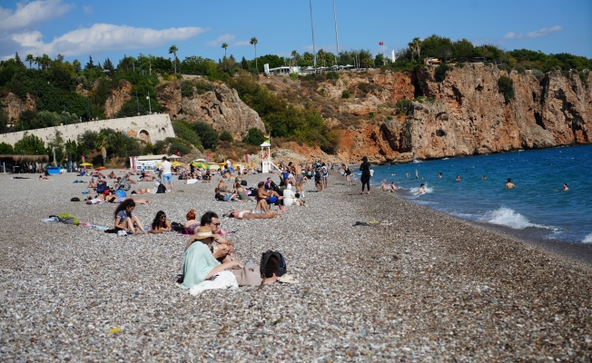 Antalya'da güneş yeniden yüzünü gösterdi, sahiller doldu Antalya'da güneş yeniden yüzünü gösterdi, sahiller doldu