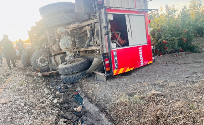 Antalya'da yangına giden itfaiye aracı devrildi! Antalya'da yangına giden itfaiye aracı devrildi!