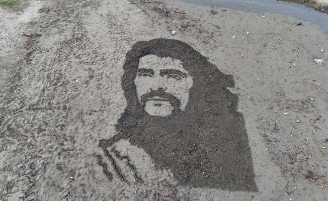 Barış Manço'nun resmini tırmıkla Alanya sahillerine işledi Barış Manço'nun resmini tırmıkla Alanya sahillerine işledi