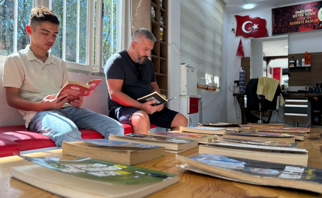  Berber dükkanını kütüphaneye çevirdi: Müşteriler sıra beklerken kitap okuyor