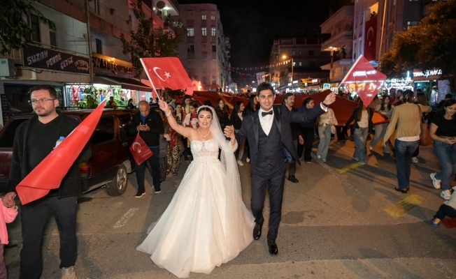 Gelinle damat düğünden önce fener alayına katıldı