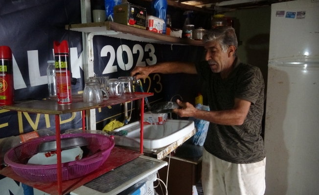 İyiliği hayatını altüst etti, hem yarım milyon lira borçlandı hem de evden kovuldu İyiliği hayatını altüst etti, hem yarım milyon lira borçlandı hem de evden kovuldu