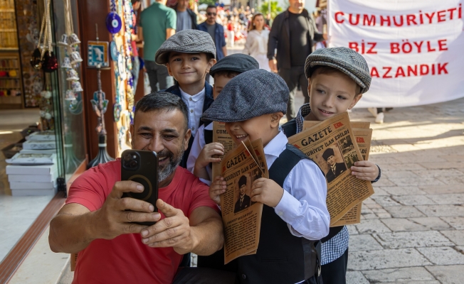 Minik öğrenciler 102 yıl öncesinin gazetecileri oldu Minik öğrenciler 102 yıl öncesinin gazetecileri oldu