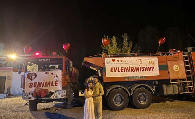 Orman işçisi arazözle evlilik teklifi yaptı Orman işçisi arazözle evlilik teklifi yaptı