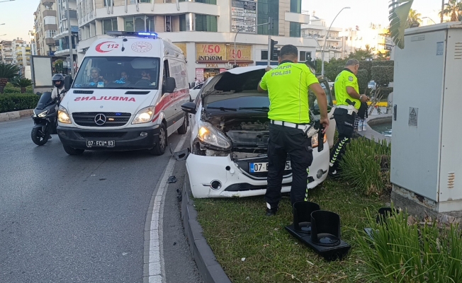  Otomobil refüje çıkıp sinyalizasyon direğini devirdi