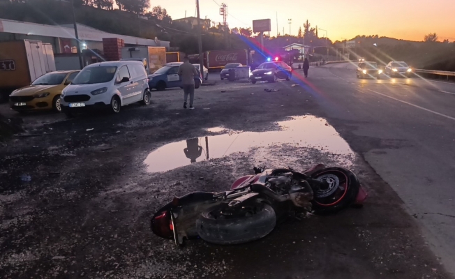 Park halindeki otomobile çarpan sürücü ölümden döndü