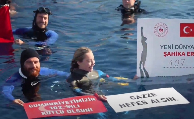 Şahika Ercümen 'Cumhuriyet' ve 'Gazze' için dünya rekoru kırdı Şahika Ercümen 'Cumhuriyet' ve 'Gazze' için dünya rekoru kırdı