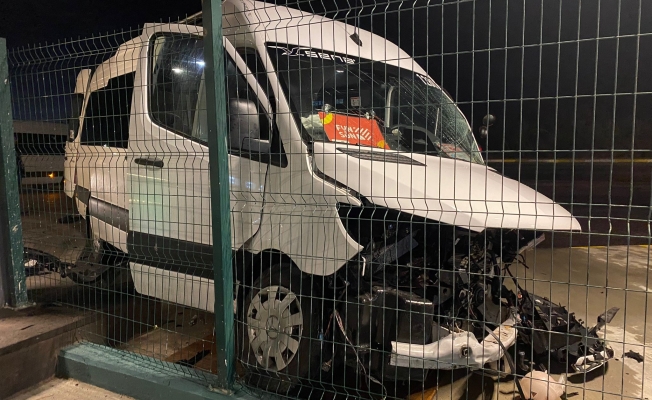 Tur minibüsü ile otomobil çarpıştı: 2 yaralı Tur minibüsü ile otomobil çarpıştı: 2 yaralı