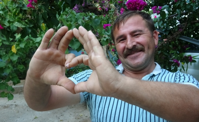 Uçağa valizleri yüklerken sempatik tavırlarıyla meşhur oldu, o anlar milyonlarca kez izlendi Uçağa valizleri yüklerken sempatik tavırlarıyla meşhur oldu, o anlar milyonlarca kez izlendi