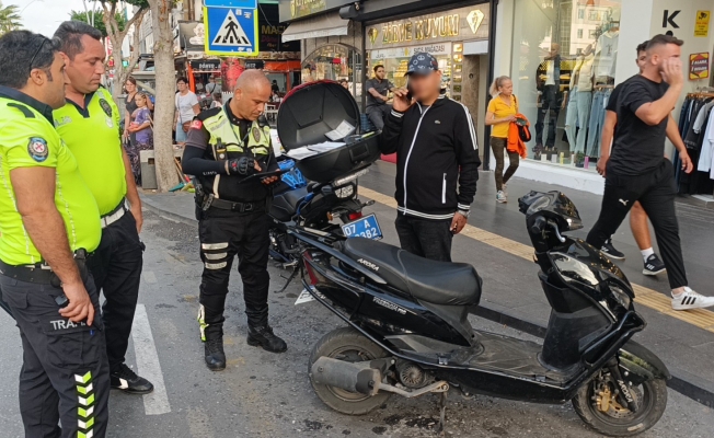 Yayaya yol veren otomobile arkadan çaptı: 41 bin 163 TL ceza yedi Yayaya yol veren otomobile arkadan çaptı: 41 bin 163 TL ceza yedi
