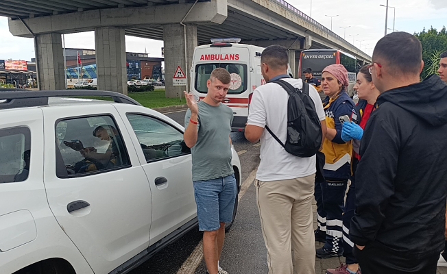 Yolcu otobüsü kırmızı ışıkta duran araca çarptı: Sürücü turist hafif yaralandı