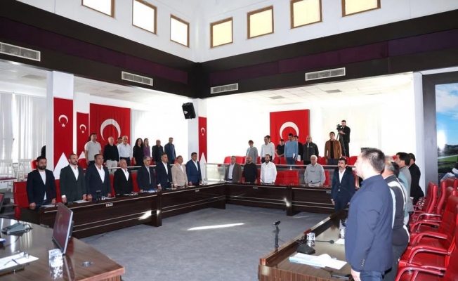 Aksu Belediye Meclisi’nde Erdoğan posteri ve Atatürk sergisi tartışması