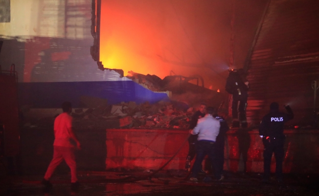 Aksu'da korkutan yangın! Fabrika alev alev yandı