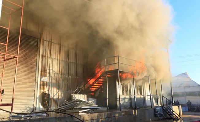 Aksu’da sandalye üretim atölyesi alev alev yandı