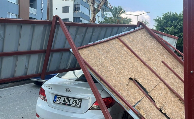 Alanya’da fırtına korkulukları uçurdu!