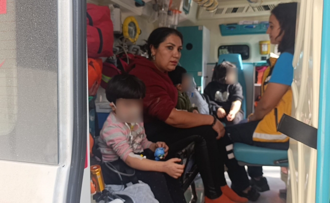 Alevler içindeki dairede mahsur kalan 3 küçük çocuğu inşaat işçileri ve mahalle sakinleri kurtardı