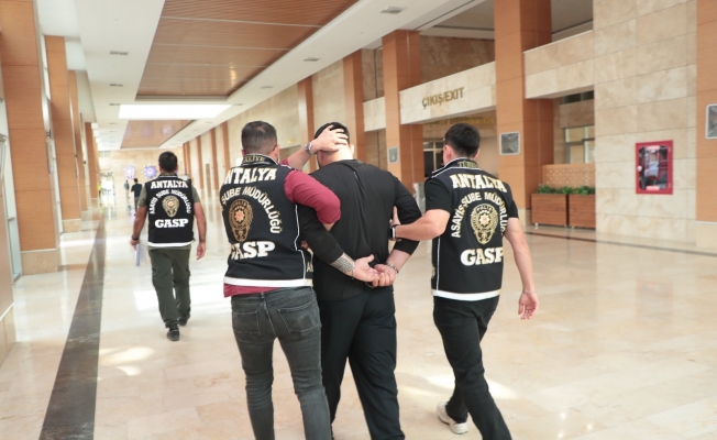 Antalya'da 18 yıl 7 ay 17 gün kesinleşmiş hapis cezası ile aranan şahıs yakalandı