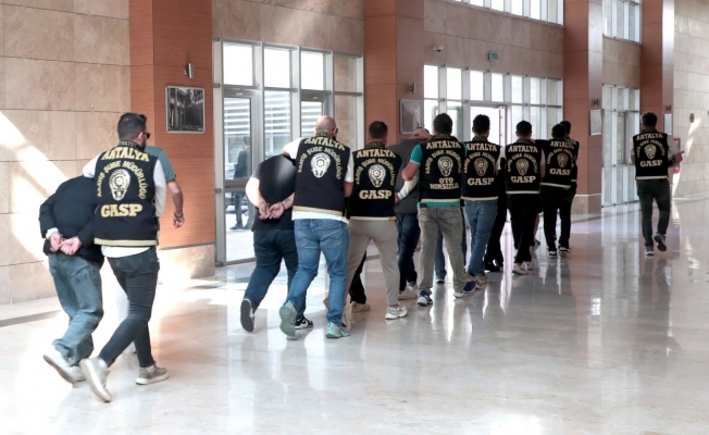 Antalya'da iş yerine zarar veren 10 şahıs tutuklandı