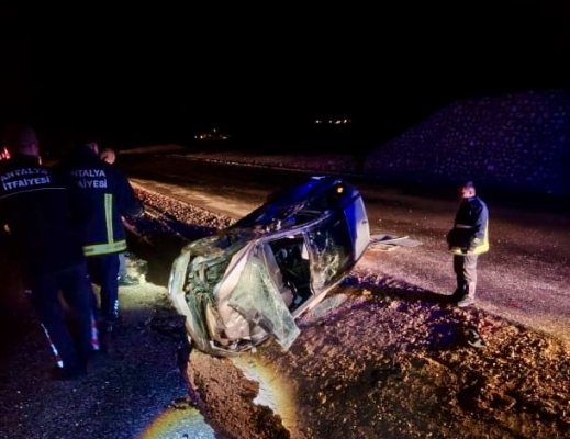 Antalya'da kontrolden çıkan otomobil yan yattı: 3 yaralı