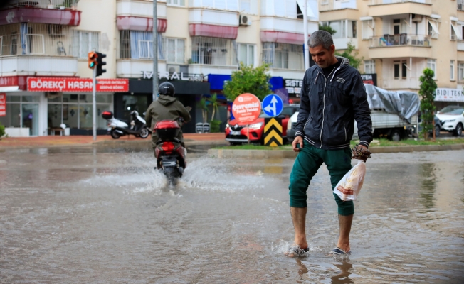 Antalya'da şiddetli yağış ve yıldırımlar etkili oldu