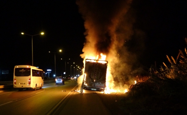 Antalya’da elektronik eşya yüklü nakliye aracı alev alev yandı