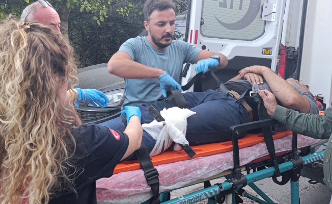 Bacağına saplanan korkuluk demiri ile hastaneye kaldırıldı Bacağına saplanan korkuluk demiri ile hastaneye kaldırıldı