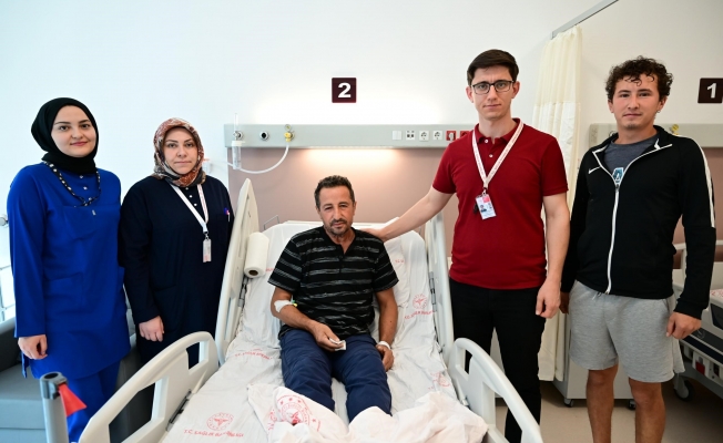 Çekiç kullanırken gözüne metal parça saplandı