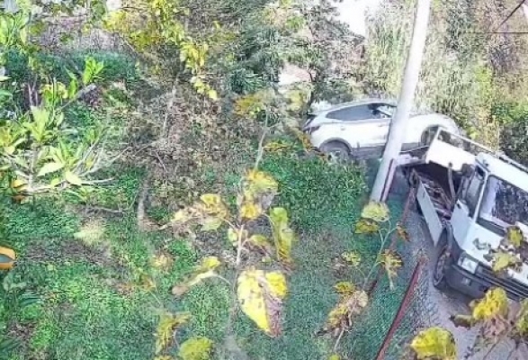 Çekiciye yüklenirken geri viteste unutulan araç rampadan uçtu: 2 yaralı