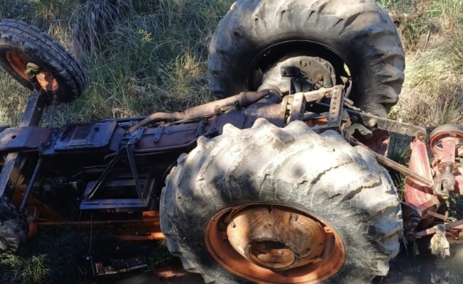 Devrilen traktörün altında kalan sürücü hayatını kaybetti