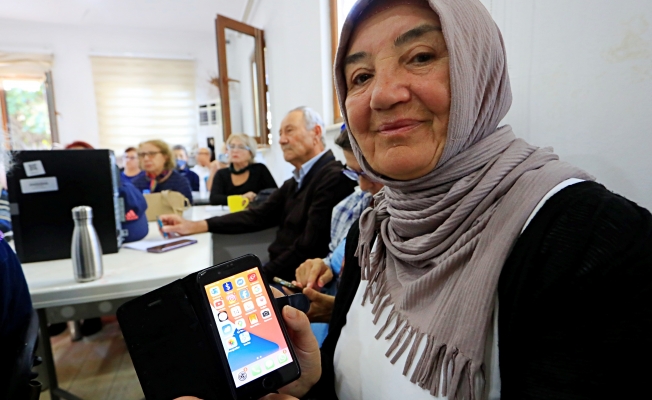 Dolandırıcıların hedef kitlesi 60 yaş üzerine akıllı telefon kullanımı eğitimi