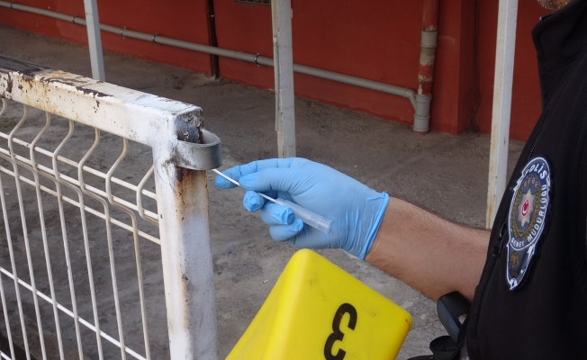 Eline aldığı bıçakla yoldan geçenlere dehşeti yaşattı! Eline aldığı bıçakla yoldan geçenlere dehşeti yaşattı!