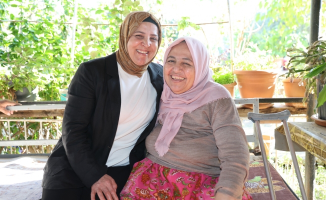 Emine Yıldırım'dan hasta ve yaşlı ziyaretleri