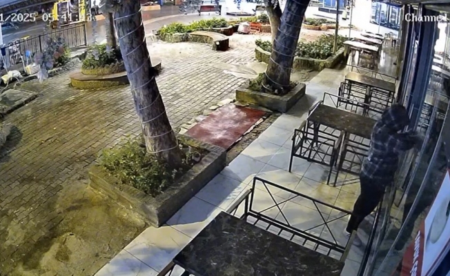 Güvenlik kamerasını etkisiz hale getirdi, kasadaki parayı ve motosikleti çalıp kayıplara karıştı