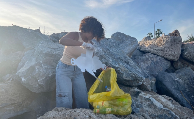 Her gün poşet poşet  topluyor!