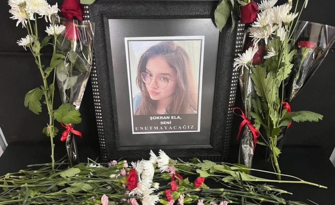 Kazada hayatını kaybeden Şükran'ın sınıfındaki sırasına arkadaşları çiçekler bıraktı