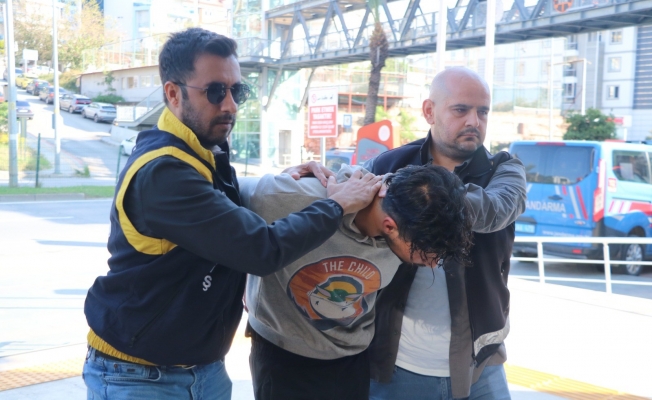 Sokakta bir kadına yumruk atıp, makasla yüzünü yaraladı!