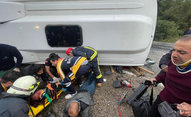 Antalya'da midibüs devrildi: 6 yaralı