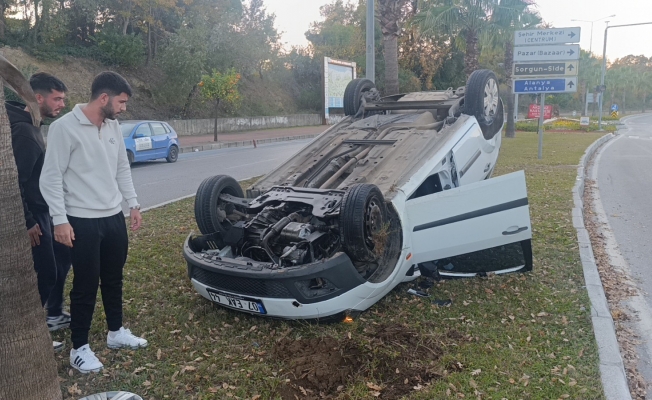  Antalya'da refüje çarpıp ters dönen araçtan ayakta çıktı