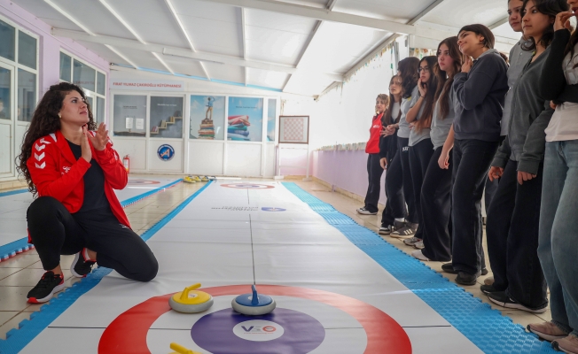 Antalya’da kız çocukları Floor Curling ile tanıştı