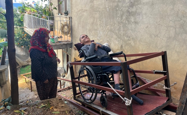 Engelli oğluna eğitimi için hamallık yaparak evine raylı sistem kurdu